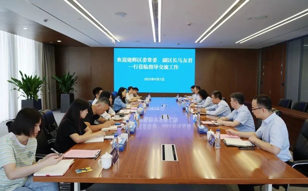 南京市建邺区区委常委、副区长马友君一行莅临公司调研指导工作